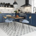 la façade de la cuisine est bleu foncé