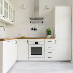 la façade de la cuisine est blanche comme neige