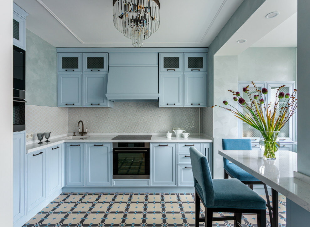 ensemble bleu clair dans la cuisine