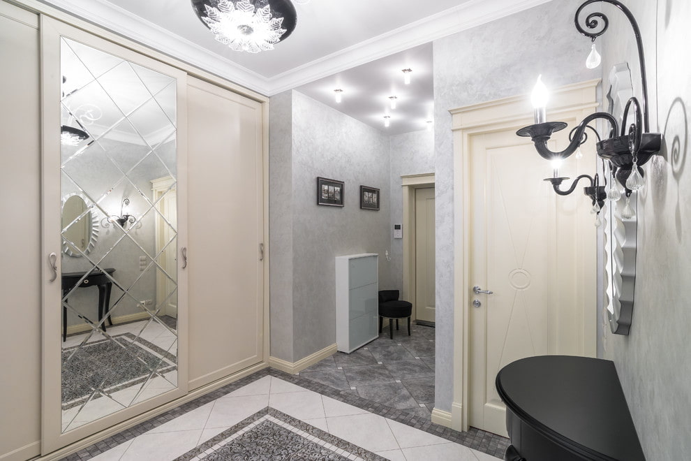 Schiebegarderobe mit facettiertem Spiegel im Flur