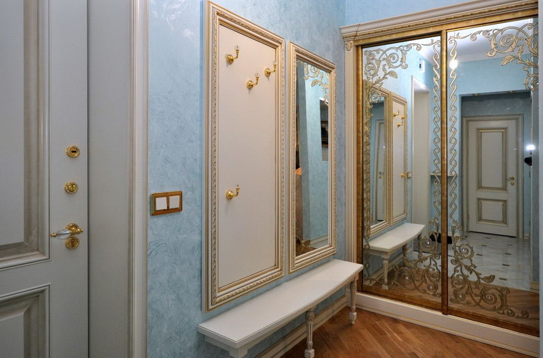Schiebegarderobe mit Mustern auf den Spiegeln im Flur