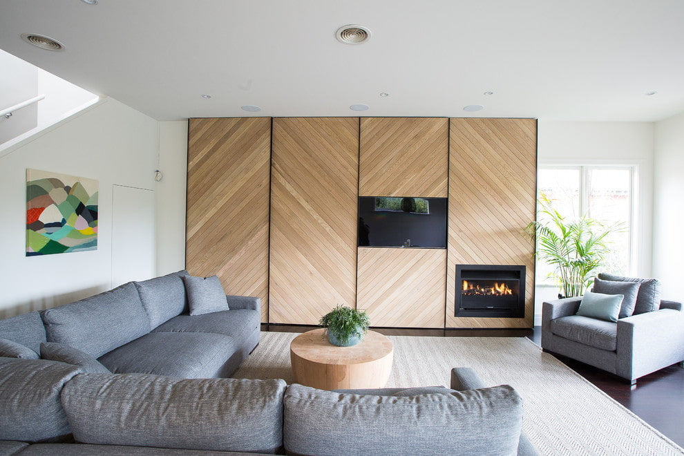 Kleiderschrank mit TV und Kamin im Wohnzimmer