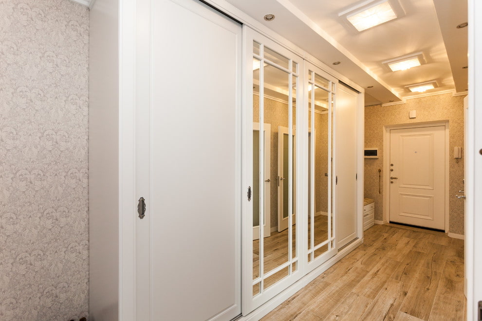 weißer Kleiderschrank im Flur
