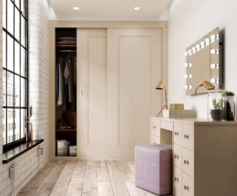Einbauschrank im Zimmer