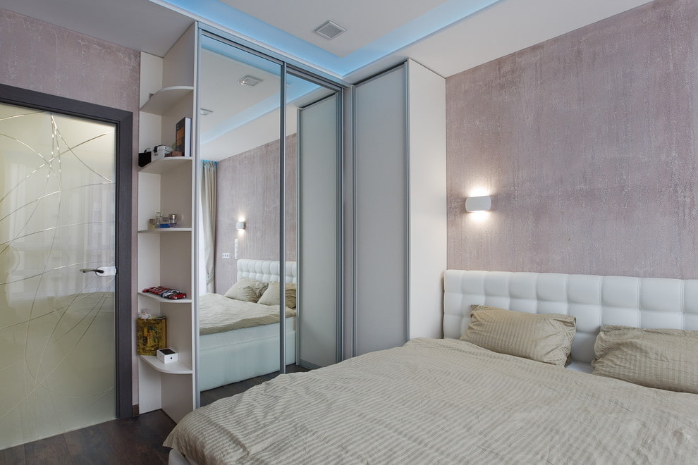 Spiegelschrank im Schlafzimmer