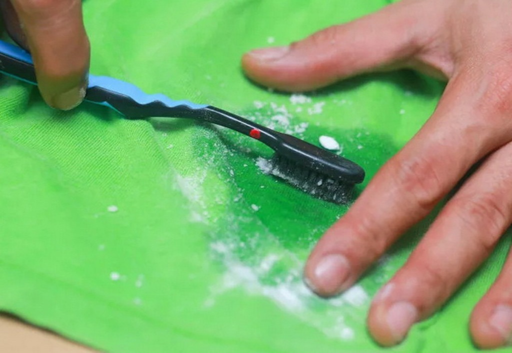 come rimuovere la macchia di plastilina
