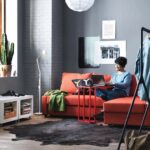 canapé rouge dans l'appartement