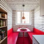 canapé rouge dans un café