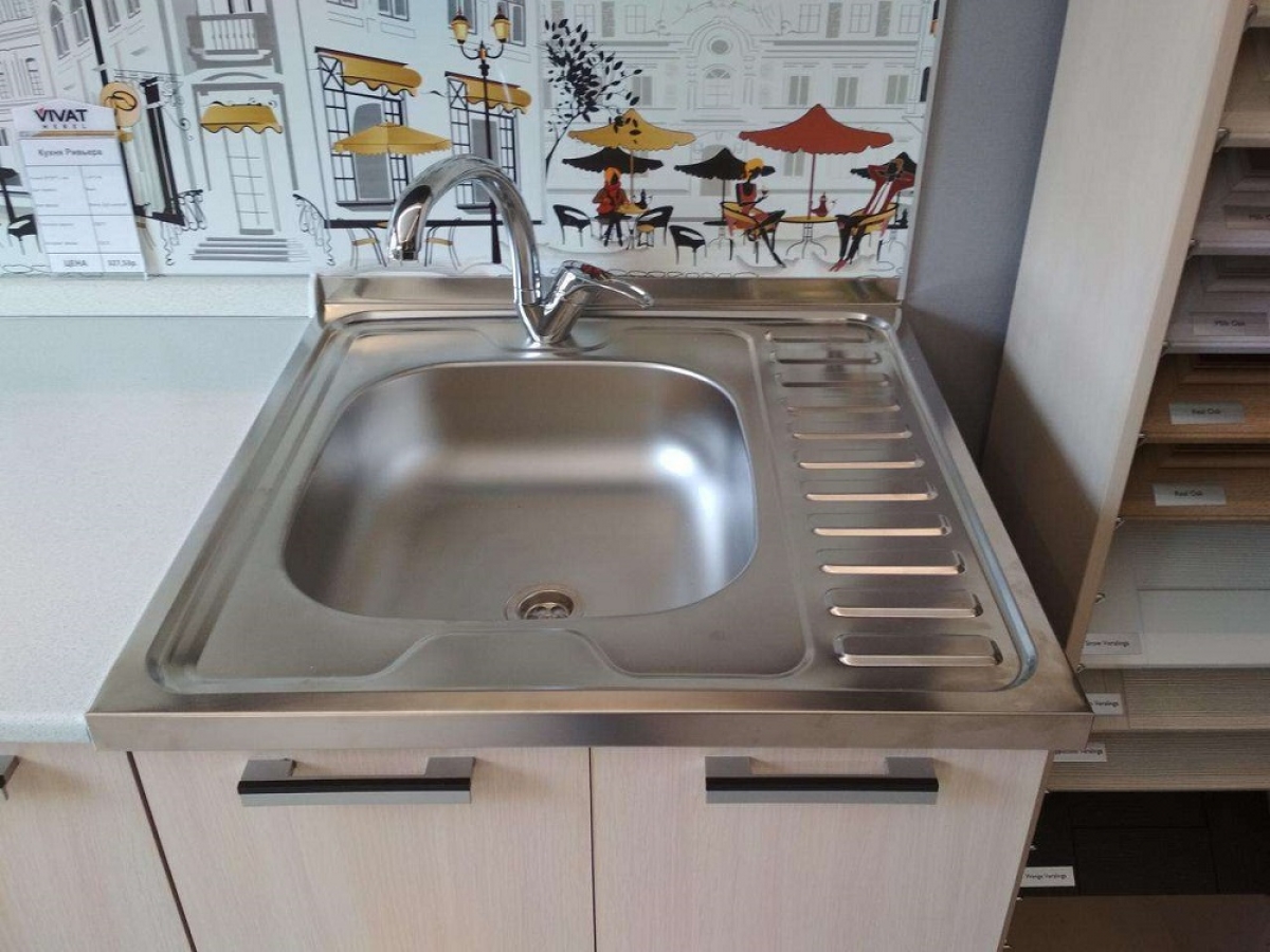 évier de cuisine avec conception de photo d'armoire