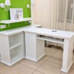 table de manucure avec lettre t