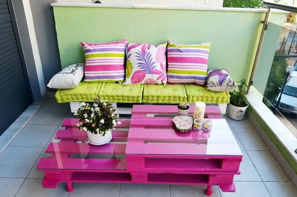 meuble palette avec coussins