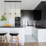 ensemble de meubles dans la cuisine