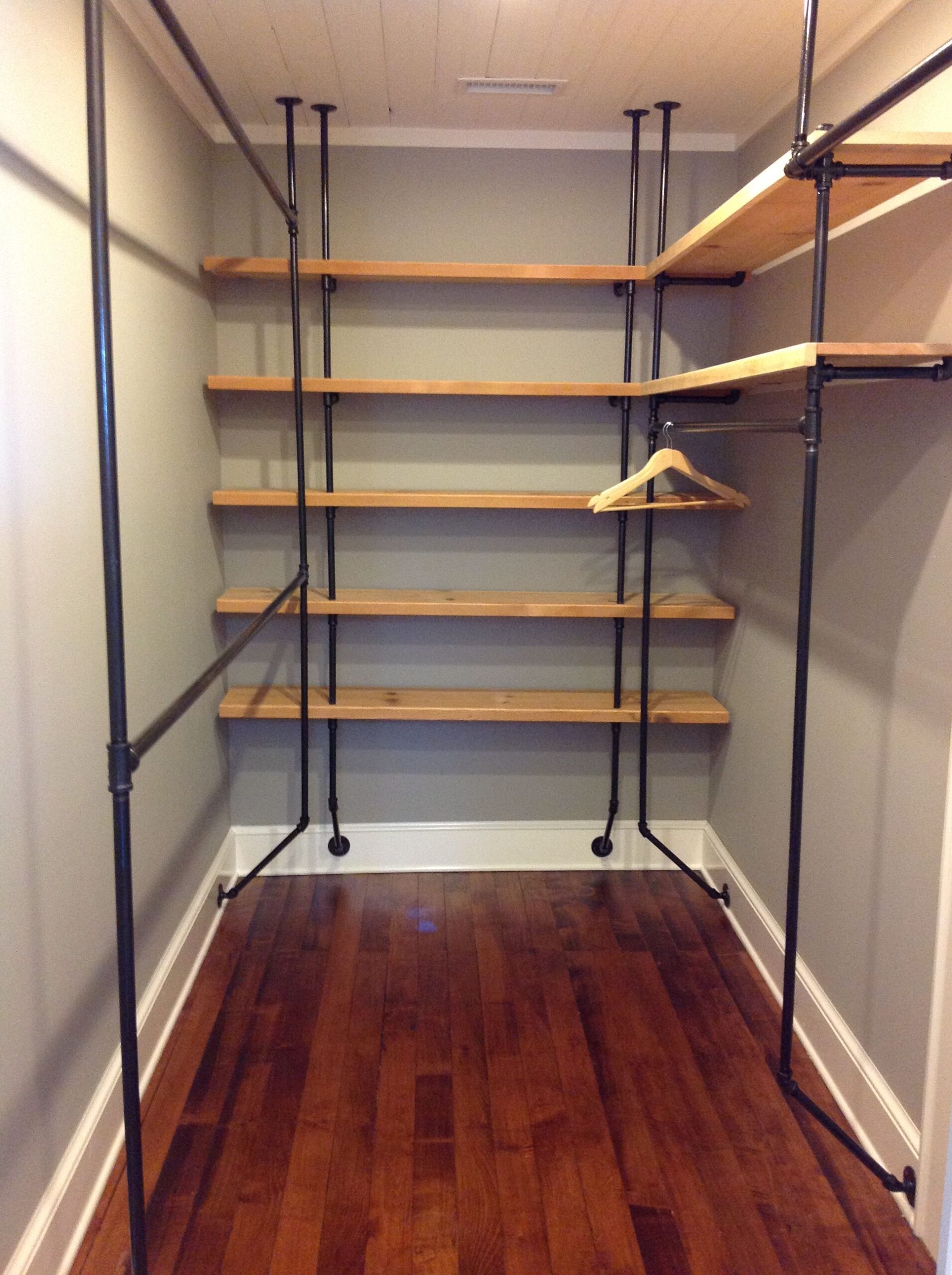 installation d'étagères dans le dressing