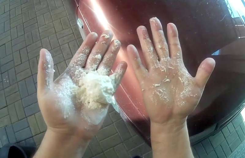 mousse de polyuréthane sur les mains