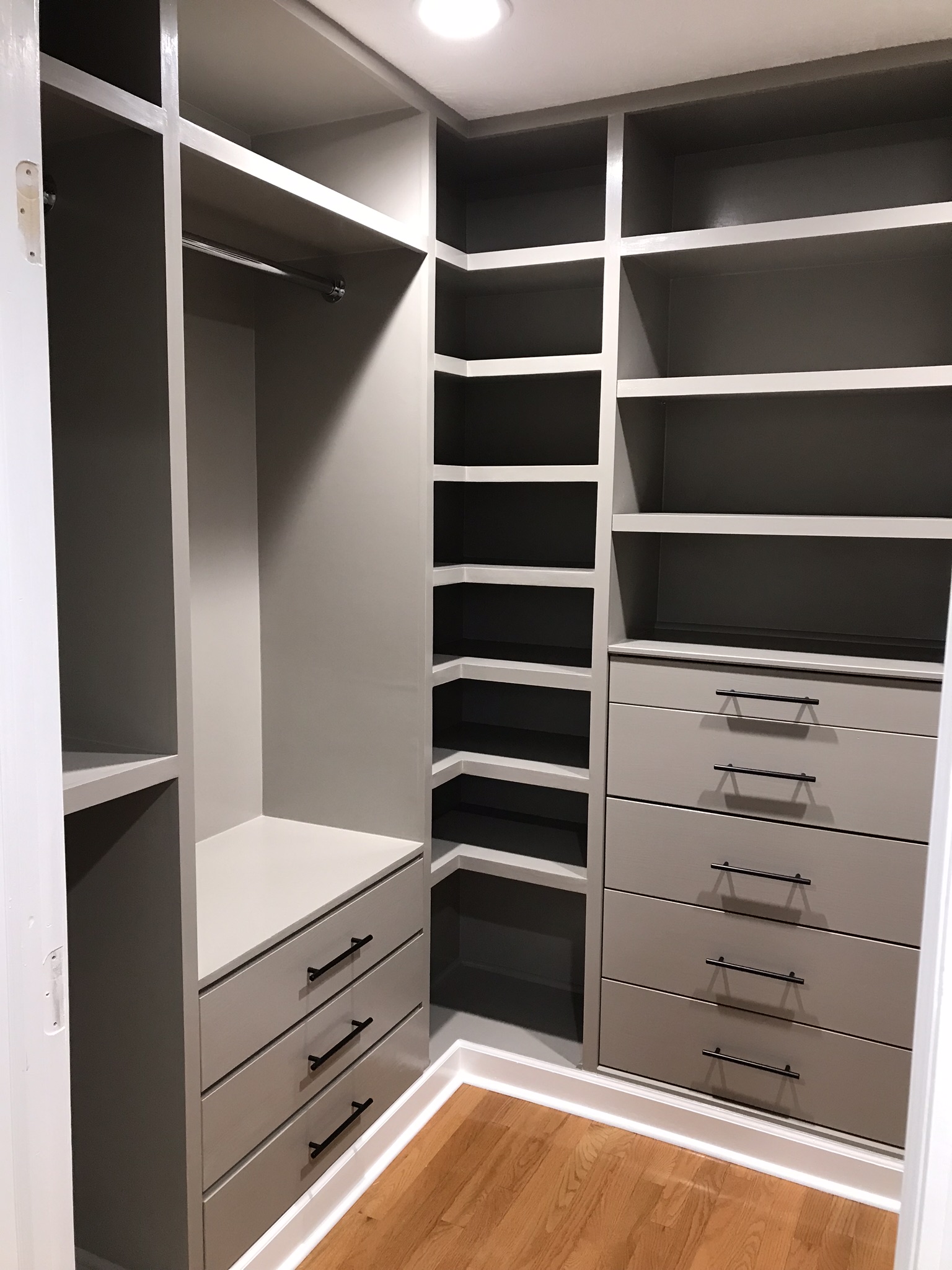 étagères inférieures dans le dressing