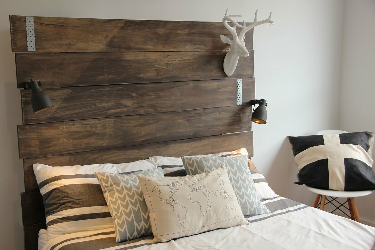 décoration de tête de lit en bois