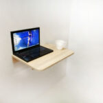 une table sur le balcon pour un ordinateur