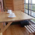 table sur le balcon pour le café