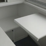 petite table sur le balcon