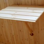 une table sur l'arbre du balcon