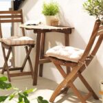 petite table sur le balcon
