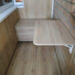 petite table sur le balcon