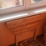 table sur la balustrade du balcon