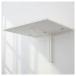 table blanche sur le balcon