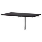 table sur le balcon sombre