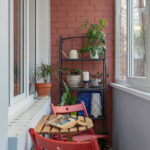 petite table sur le balcon