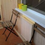 petite table sur le balcon