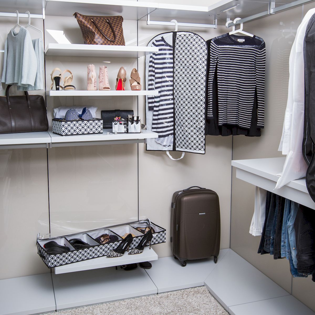 étagères pour chaussures dans le dressing