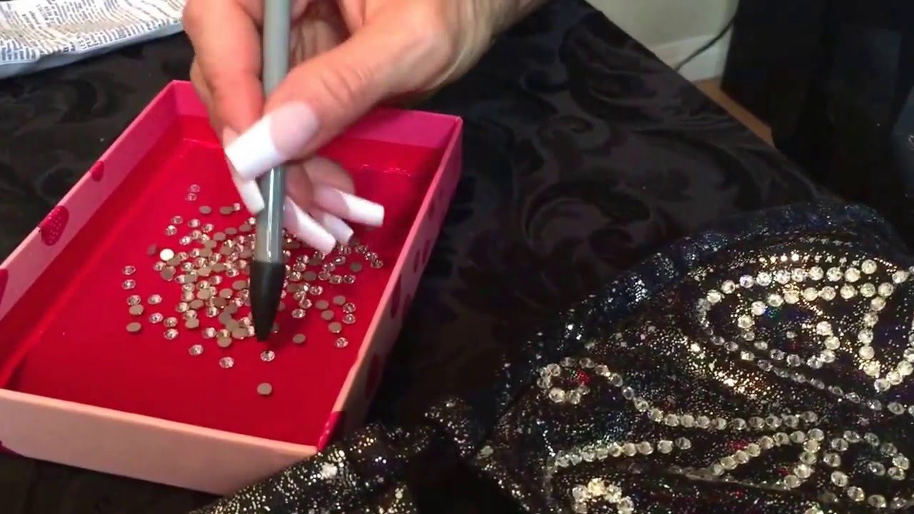 coller des strass avec un applicateur