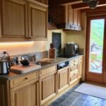 set de cuisine linéaire en bois