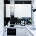 set de cuisine avec carrelage noir