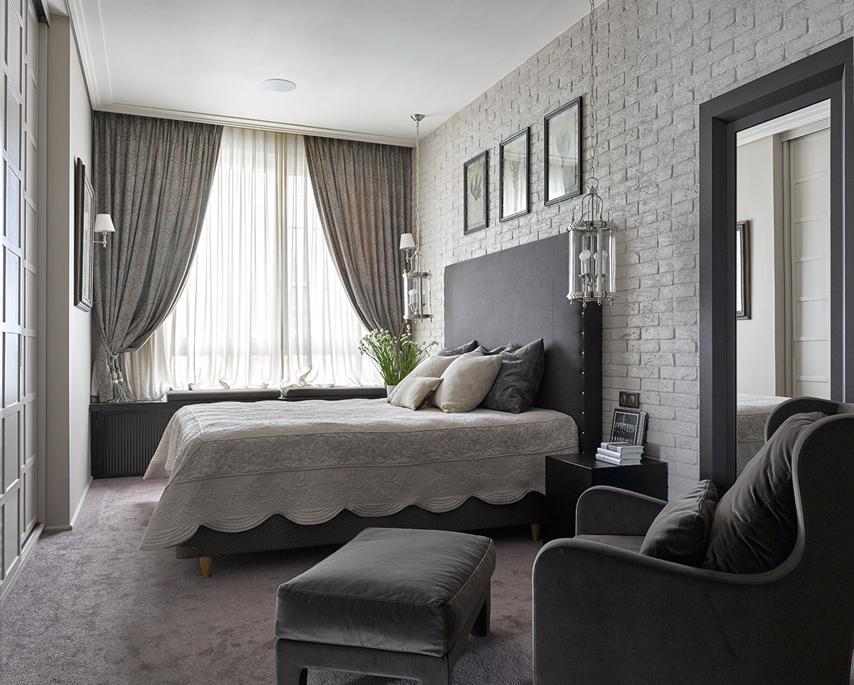 disposition des meubles dans la photo de la chambre