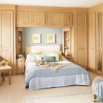 disposition des meubles dans le décor de la chambre