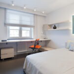 Agencement des meubles dans les idées de chambre