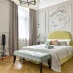 disposition des meubles dans la chambre vue d'ensemble