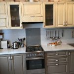cozinha cinza com armários bege