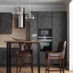 cozinha cinza com cadeiras marrons