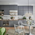 cozinha cinza com mesa