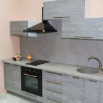 cozinha cinza com exaustor