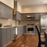 cozinha cinza com parquet