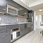 cozinha cinza com azulejos finos