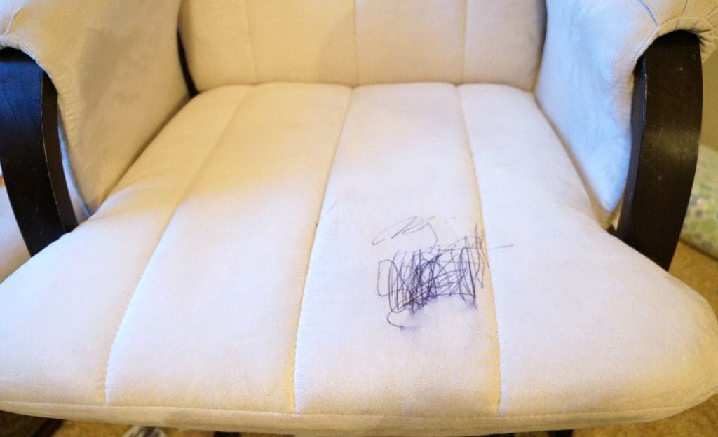 stilou pe mobilier din piele