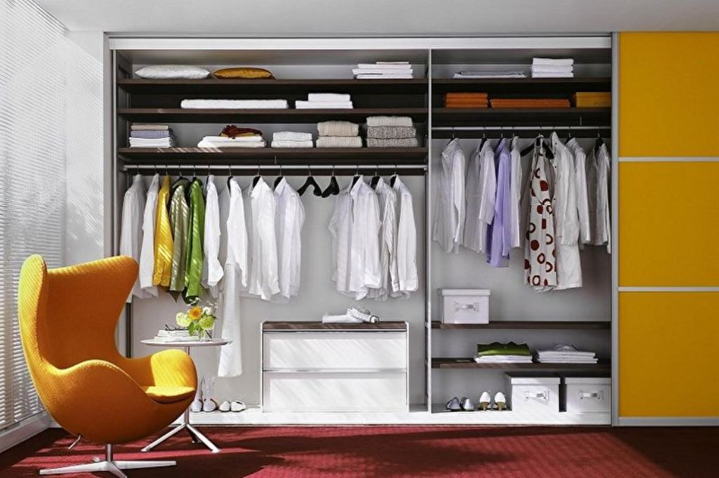 Kleiderschrank drin