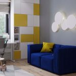 canapé bleu avec du jaune