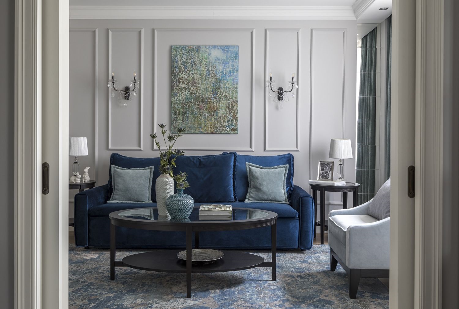 canapé bleu dans un intérieur harmonieux