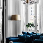 canapé bleu avec une lampe